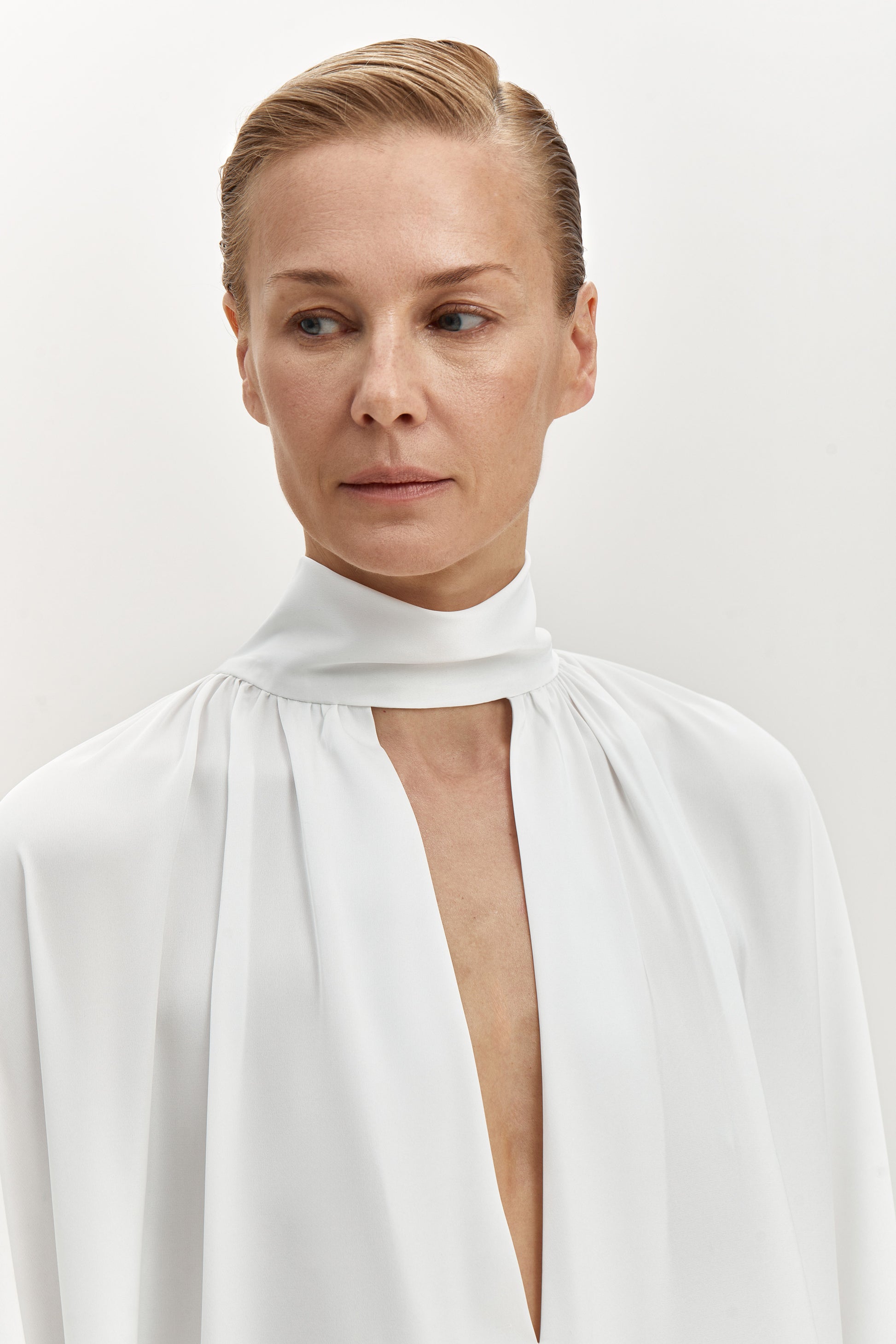 Біла легка сукня